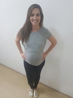 Blusa de amamentação básica manga curta com abertura superior frontal prática e confortável