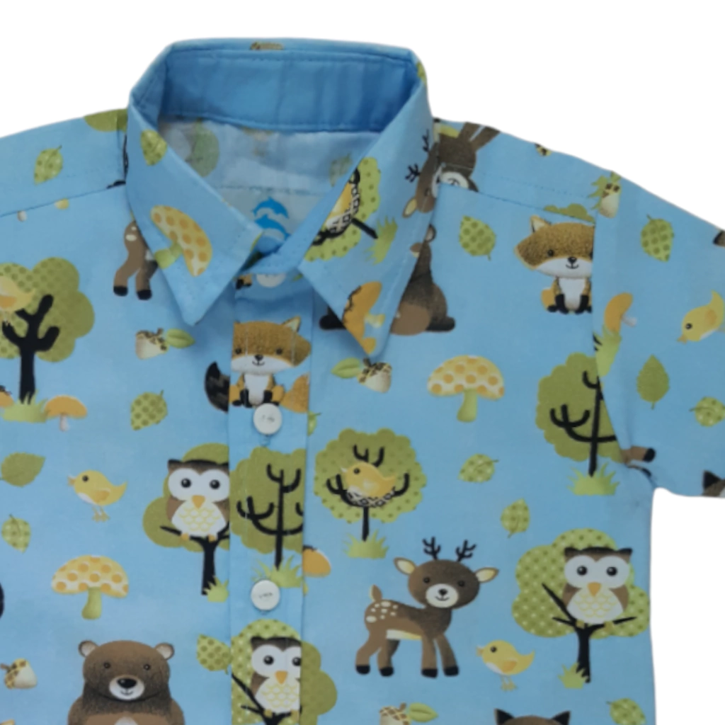 detalhe aproximado camisa social infantil safari bichos do bosque