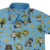 detalhe aproximado frente da camisa social infantil safari bichos do bosque com fundo azul claro