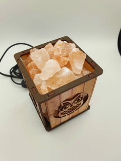 Lámpara de sal en simil madera con dibujos calados en internet