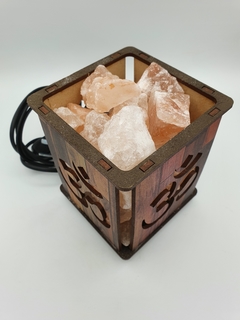 Lámpara de sal en simil madera con dibujos calados
