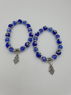 Pulsera azul de cristales, ojitos turcos y dije manito de Fátima