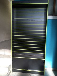 Armário Painel canaletado c/ porta de correr mdf preto com filete verde.cód AMVRD