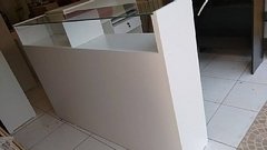 Balcão em L com vidro superior MDF branco - Ref 12369 - Balcão Sob Medida, Painel Canaletado Sob Medida, Armário Colméia Sob Medida