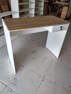 Mesa MDF Branco com tampo amadeirado.cód RBBF