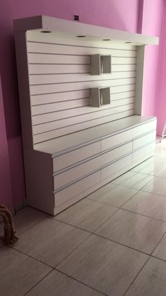 Armário expositor com painel canaletado com gavetas MDF Branco. cód DIN3