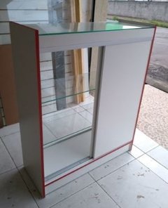 Balcão vitrine MDF Branco filetado vermelho com porta de correr MDF.CÓD bclv1 - comprar online