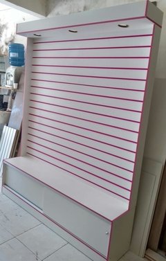 Armário expositor com painel canaletado e portas de correr MDF Branco filete rosa.cód JAN11 - comprar online