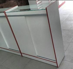 Balcão vitrine MDF Branco filetado vermelho com porta de correr MDF.CÓD bclv1 na internet