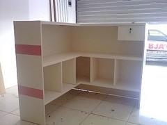 Balcão em L MDF branco com colmeia Ref: 257 - Balcão Sob Medida, Painel Canaletado Sob Medida, Armário Colméia Sob Medida