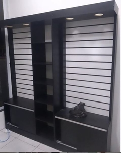 Armario painel canaletado com portas e prateleiras MDF branco com preto cód.trito