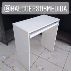 Mesa com prateleira teclado MDF branco cód. Oss