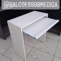 Mesa com prateleira teclado MDF branco cód. Oss - comprar online