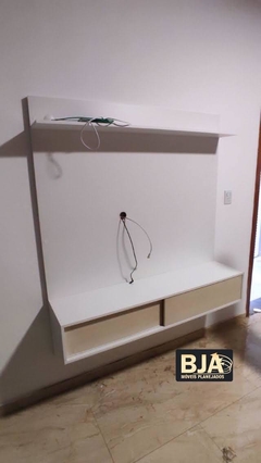 Painel para tv MDF branco c/ portinha MDF amadeirado cód.p9j