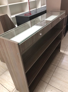 Balcão vitrine com 2 gavetas MDF amadeirado cód.dli7 - Balcão Sob Medida, Painel Canaletado Sob Medida, Armário Colméia Sob Medida