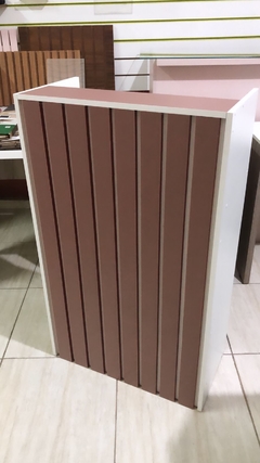 Balcão caixa recuo frente ripado MDF branco com rosa cód.jota na internet