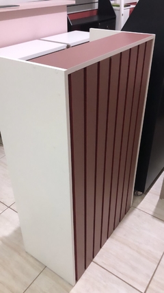 Balcão caixa recuo frente ripado MDF branco com rosa cód.jota