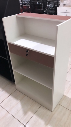 Balcão caixa recuo frente ripado MDF branco com rosa cód.jota - comprar online