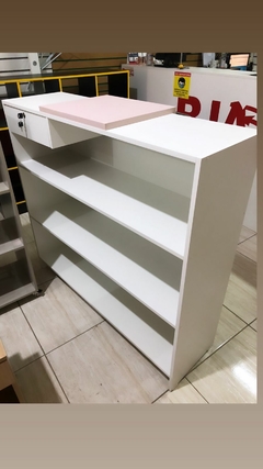 Balcao caixa MDF branco com acabamento MDF amarelo/rosa cód.cass