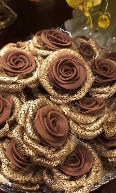 forminhas-para-doces-rosa-tela-ouro