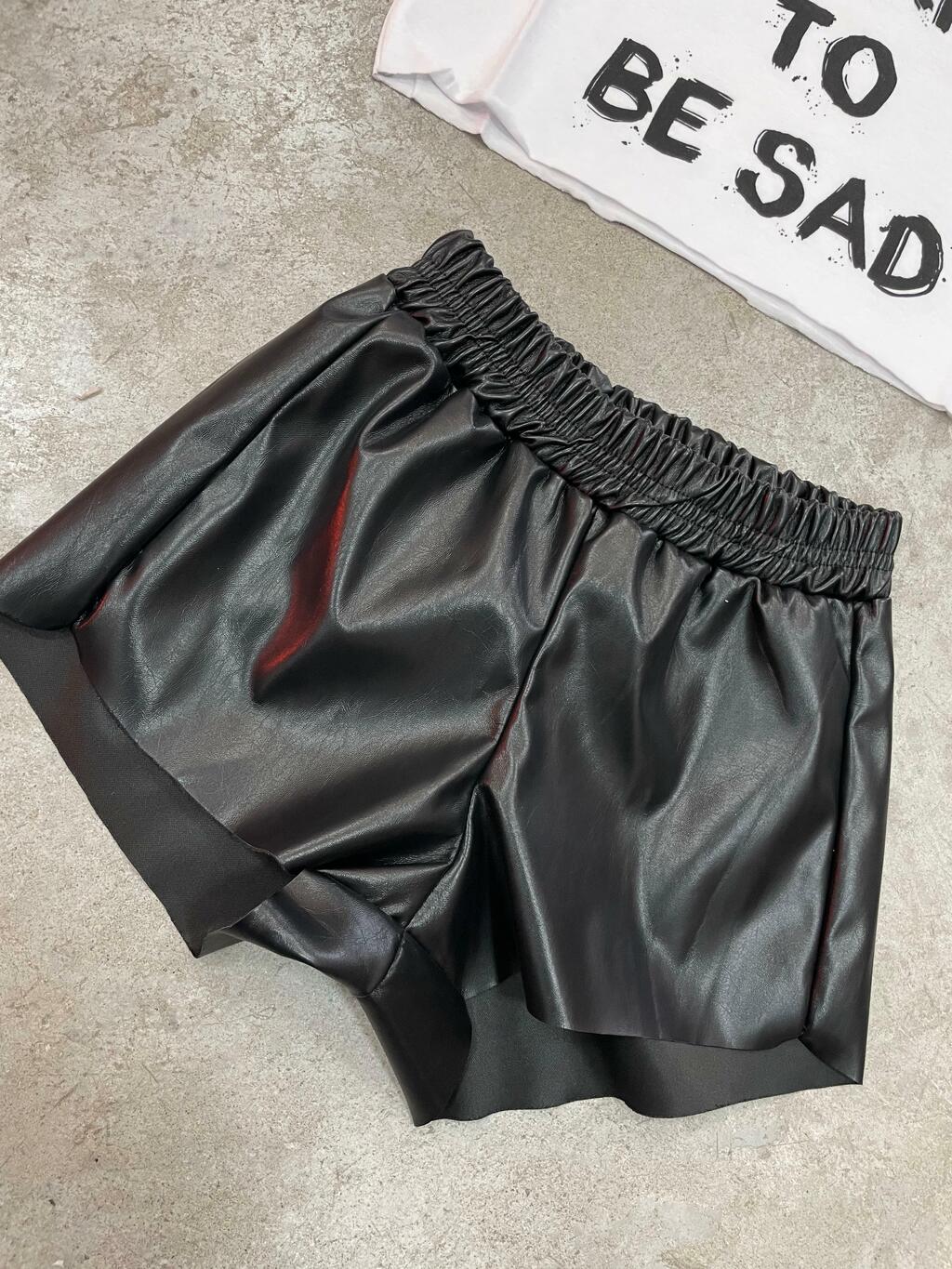 SHORT ECO CUERO NEGRO 2893 Comprar en Mon Lolo