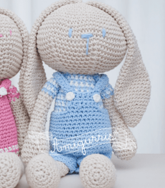 Muñeco tejido de apego - Conejo con jardinero amigurumi - comprar online