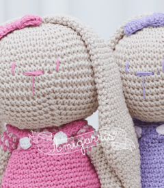 Muñeco tejido de apego - Coneja con vestido amigurumi en internet