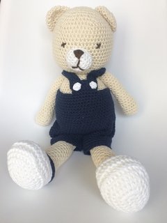 Muñeco tejido crochet de apego - Oso con jardinero amigurumi - Amigurris