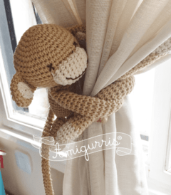 Muñeco tejido de apego - Mono atrapa cortina amigurumi