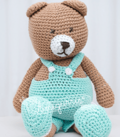 Muñeco tejido crochet de apego - Oso con jardinero amigurumi - comprar online