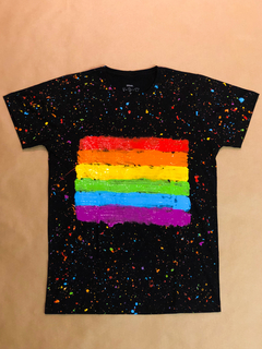 Camiseta orgulho LGBT+ preta colorida
