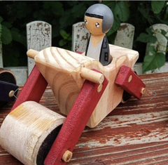 Moto madera con muñeco en internet