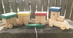 Tren artesanal de madera con soga