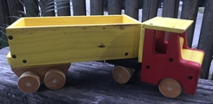 Camion de madera con caja desmontable