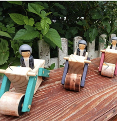 Moto madera con muñeco - comprar online