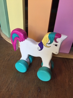 Unicornio de arrastre de madera