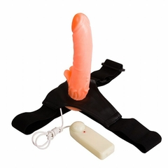 ULTRA PASSIONATE CAPA PENIANA 19,2X3,8CM COM CINTA, SUPORTE E VIBRADOR ULTRA PASSIONATE COR BEGE – CÓD 51321