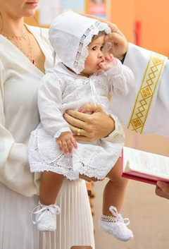 menina batizando com vetsido de renda renascença