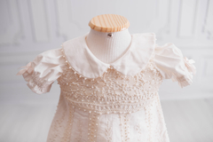 Vestido de Renda Renascença com Nesgas de Linho Bordado Off White - loja de roupas para batizado para bebês. Mandrião para meninos e meninas, toalhas de batizado e velas. Renda renascença e bordados personalizados.