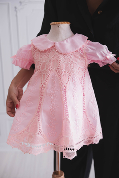 Vestido Renda Renascença Maria Antônia Rosa - loja de roupas para batizado para bebês. Mandrião para meninos e meninas, toalhas de batizado e velas. Renda renascença e bordados personalizados.