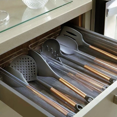 Organizador de utensílios Diamond 40x15x7,5cm sendo utilizado em uma gaveta para organizar utensílios de cozinha.