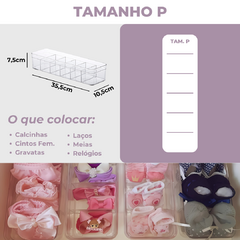 Organizador colmeia transparente tamanho P com itens sugeridos para uso, como calcinhas, laços, meias e relógios.