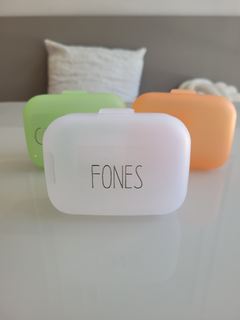 Necessaire Mini com etiqueta personalizada Fones em cima da mesa.