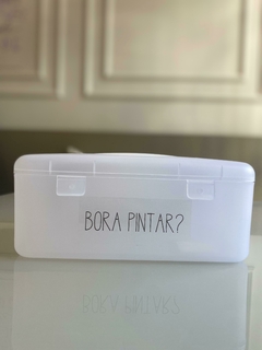 Necessaire Frasqueirinha Natural com etiqueta de Bora Pintar? em cima da mesa.