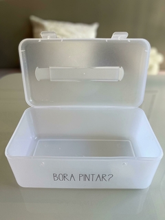 Necessaire Frasqueirinha Natural com etiqueta de Bora Pintar? aberta em cima da mesa.