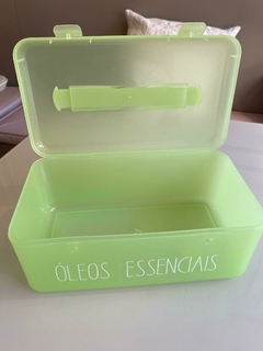 Necessaire Frasqueirinha Verde com etiqueta de Óleos Essenciais aberta em cima da mesa.