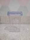 Pote Hermético Lightblue Para 500g de alimentos em uma bancada com etiqueta personalizada de Leite.