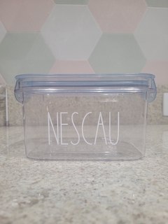 Pote hermético lightblue para 400g de alimentos com etiqueta personalizada Nescau em cima da bancada.