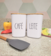 Potes Herméticos White e Bambu1 Litro para café e leite na bancada da cozinha.