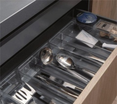 Organizador de utensílios com divisória diamond 40x25x7,5cm sendo utilizado para organizar utensílios em uma gaveta.